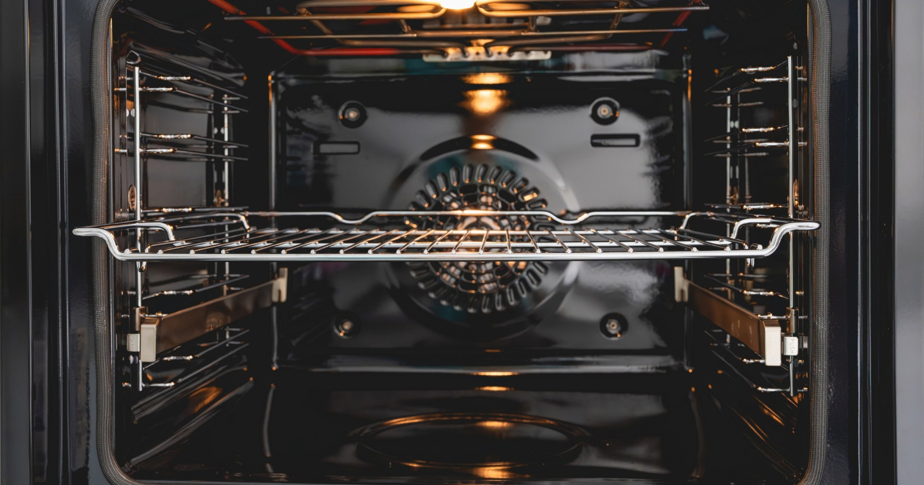 Položaj rešetke u pećnici: Kada koristiti gornju, a kada donju rešetku?