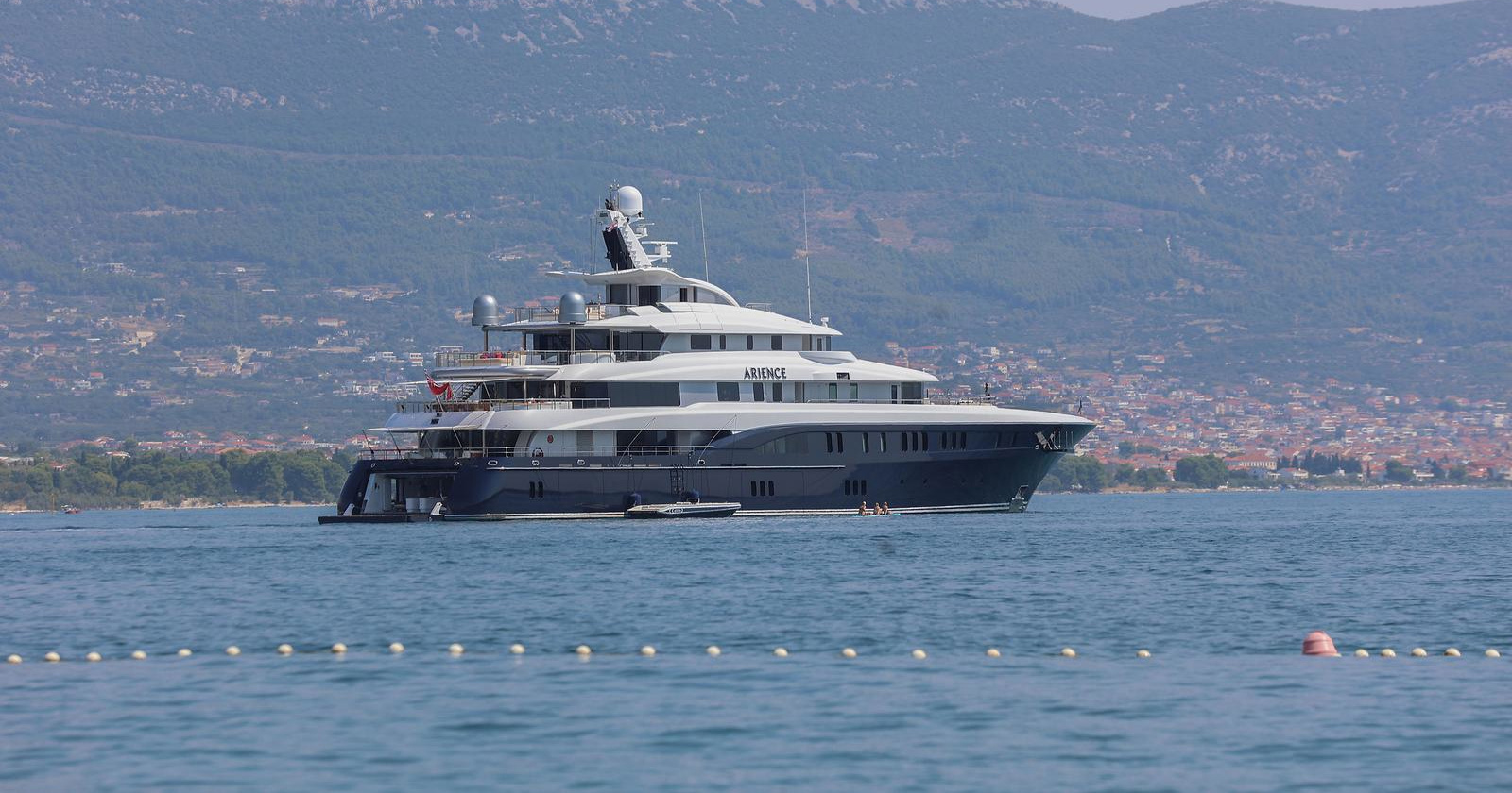 Jahta američkog investitora usidrena je kod Trogira, privlači pažnju prolaznika