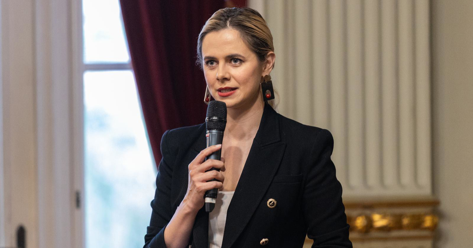 HRT-ova Antonia Ćosić s viklerima ušetala u ljekarnu pa doživjela simpatičan susret