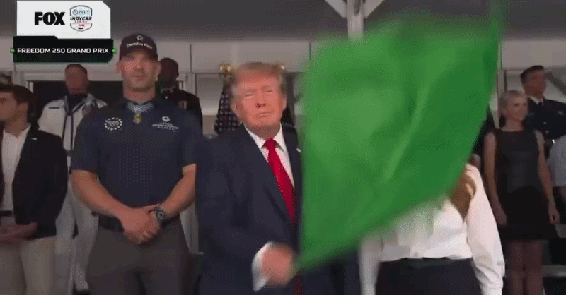 Trump s Melanijom u The Beastu odradio počasni krug pa dao znak za početak utrke