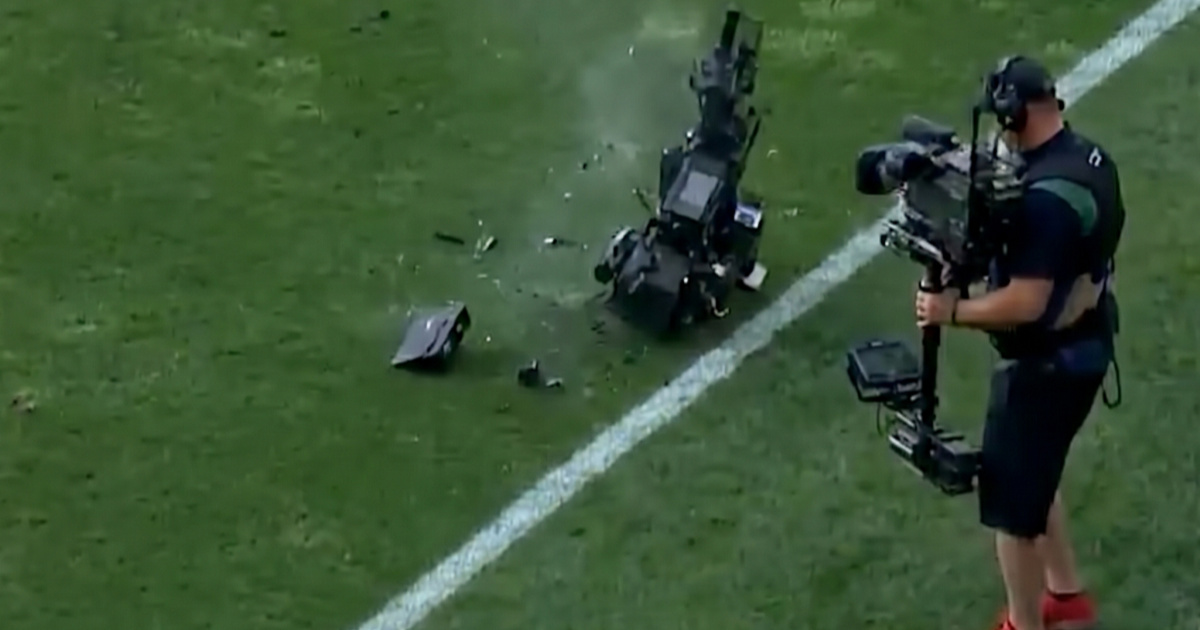 VIDEO Zamalo tragedija. Kamera pala na teren usred utakmice 
