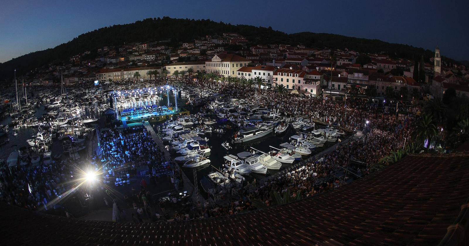 VELIKA GALERIJA 30 tisuća ljudi u Veloj Luci pjevalo u spomen na Olivera