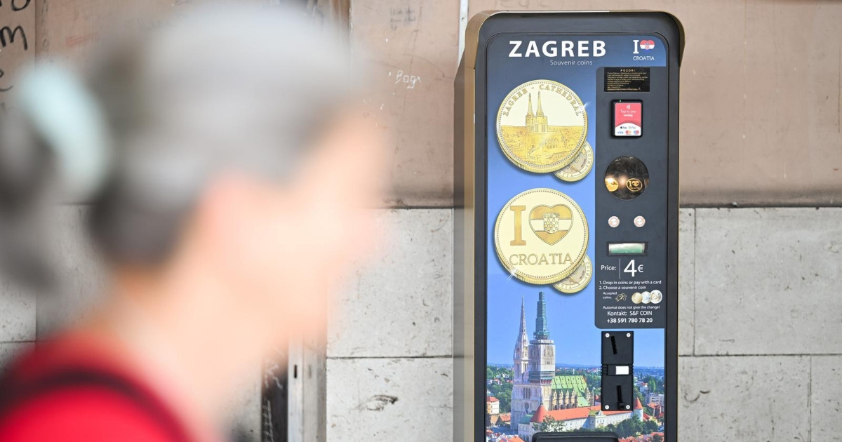 Na Glavnom kolodvoru u Zagrebu prodaju se pozlaćeni novčići. Jedan košta 4 eura