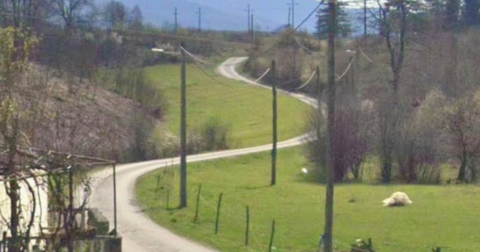 Nesreća kod Josipdola. Auto se prevrnuo na krov, poginuo maloljetnik
