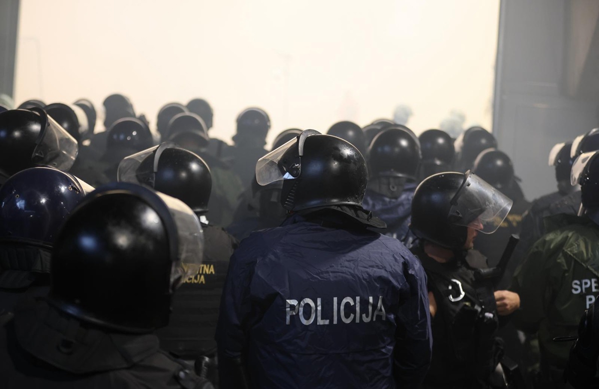Pogledajte reakciju interventne policije na topovski udar Torcide