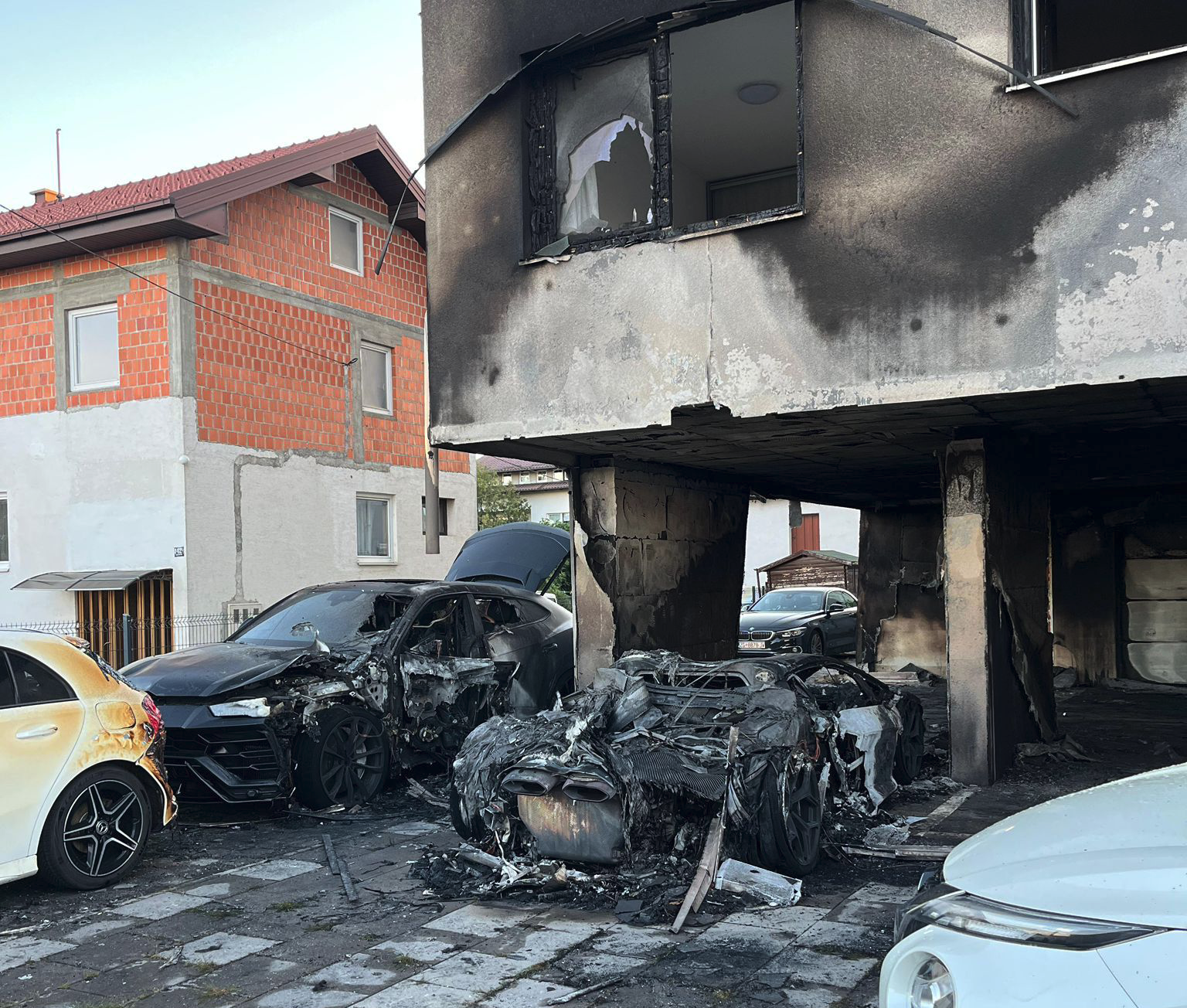 FOTO Požar u Gorici uništio skupocjeni Lamborghini