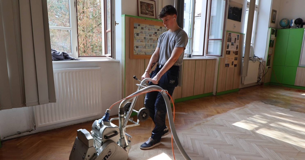 Slovenski srednjoškolac u sklopu završnog ispita obnovio parket u školi