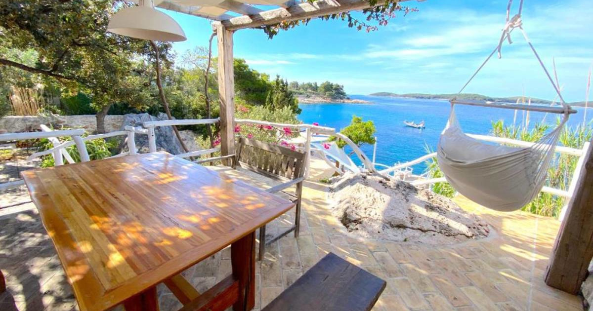 Na Hvaru se prodaje vila s 5 apartmana, privatnom plažom i pogledom na Paklene otoke