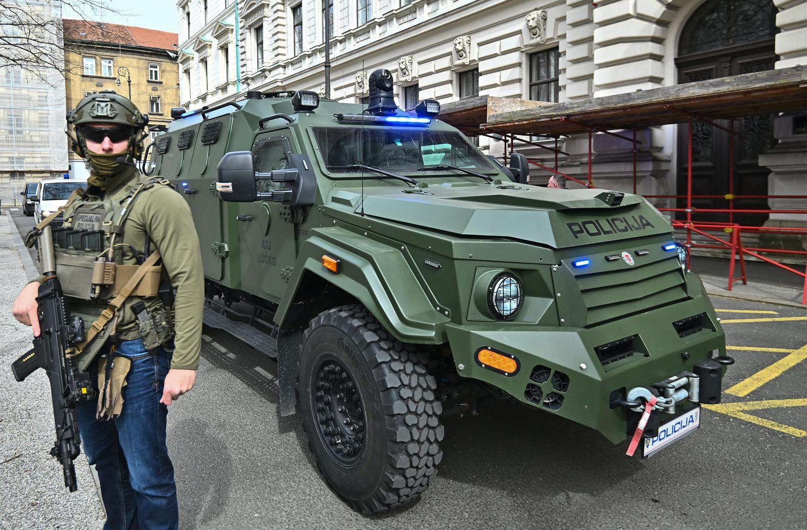 USKOK razbio lanac kokaina. U kući vođe našli arsenal oružja