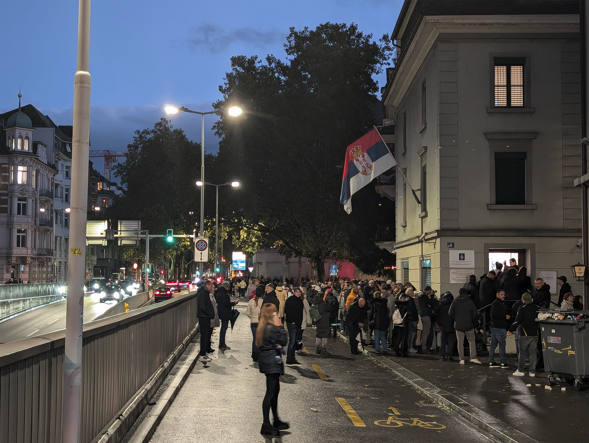 Srbin u Zürichu čekao sedam sati da glasa. Još 500 ljudi u redu