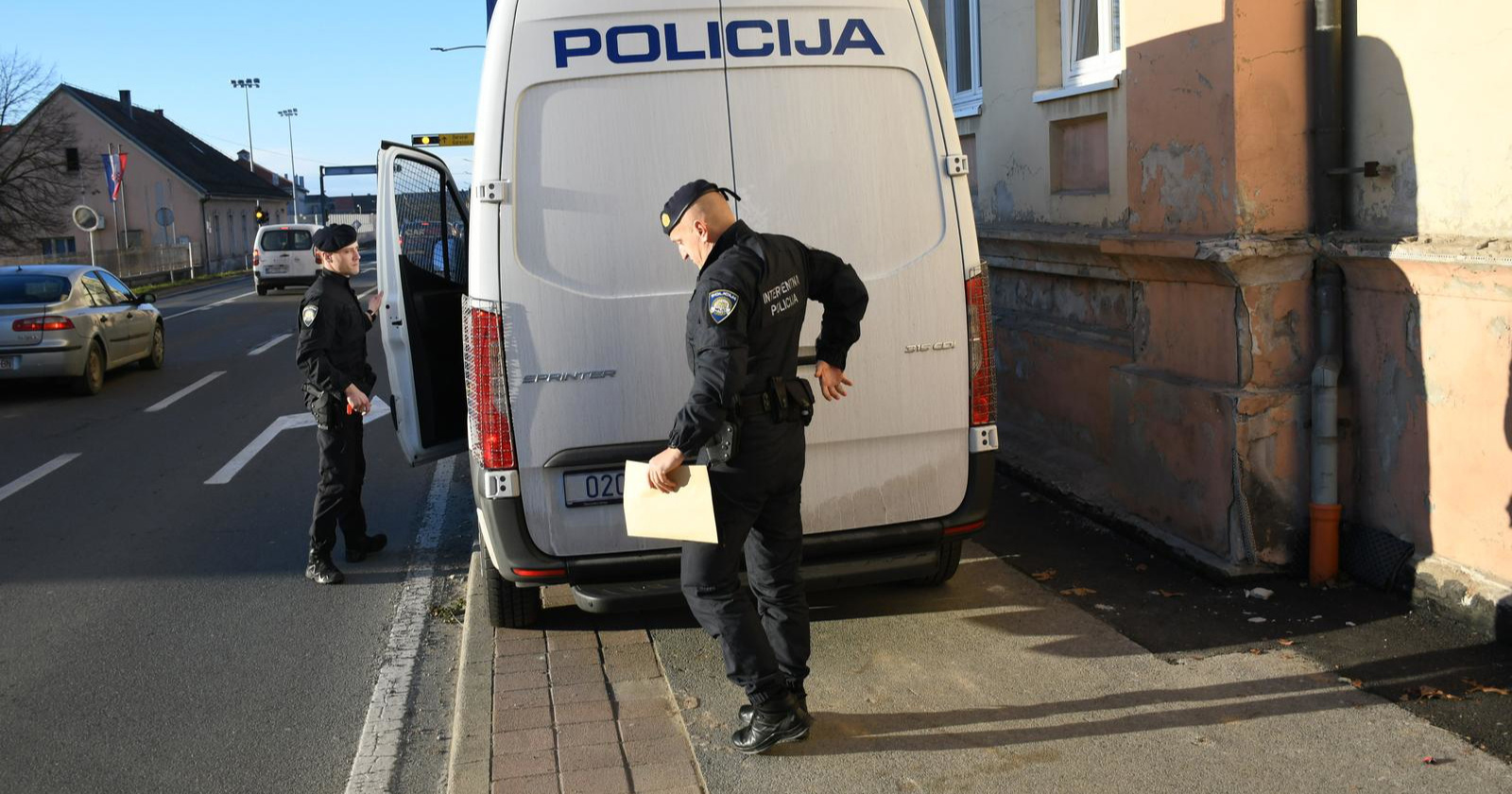 Tukao ženu, glavom joj udario o krevet, prijetio da će joj ubiti sina. Nije u zatvoru