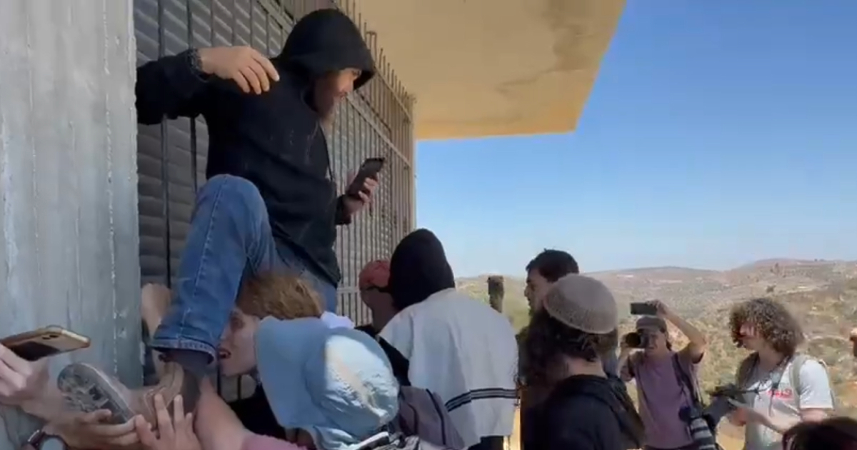 VIDEO Izraelski doseljenici upali u palestinsko selo, vojska ih pustila da odu