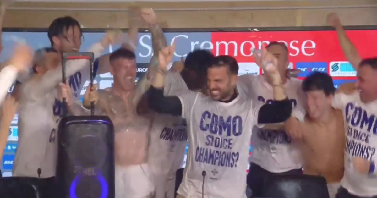 VIDEO Fabregas držao presicu. Onda su igrači uletjeli s ogromnim zvučnikom