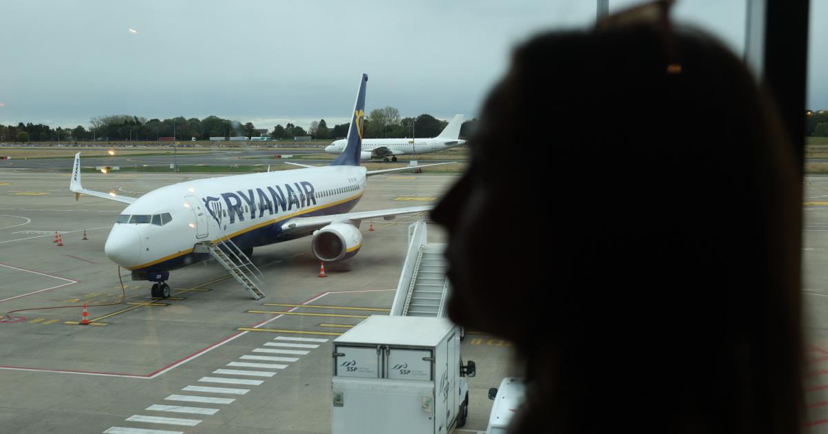 IT stručnjak u avionu letio bez gaća, noge držao na sjedalu. Uhićen u Zagrebu