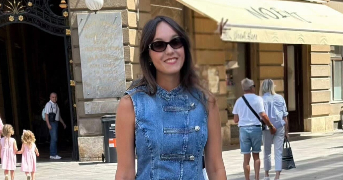 Sara ne nosi štikle, ali njezin outfit svejedno izgleda vrlo elegantno