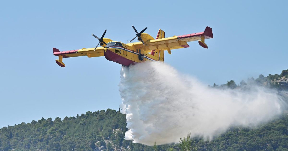 Požar kod Makarske. Gasilo ga 37 vatrogasaca i 2 kanadera
