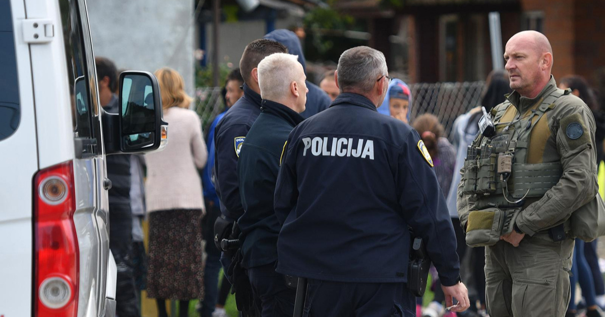 Sjekirom zamahnuo prema glavi mladića u romskom naselju. Ovaj ga blokirao lopatom