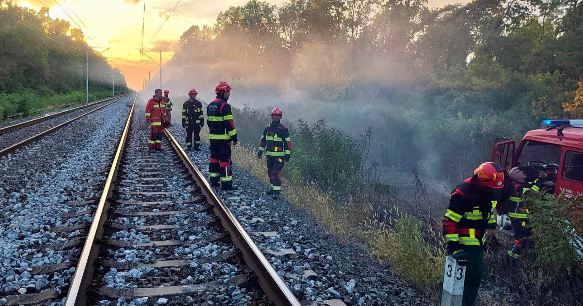 FOTO Uz prugu Vinkovci-Tovarnik gotovo 20 požara, promet obustavljen