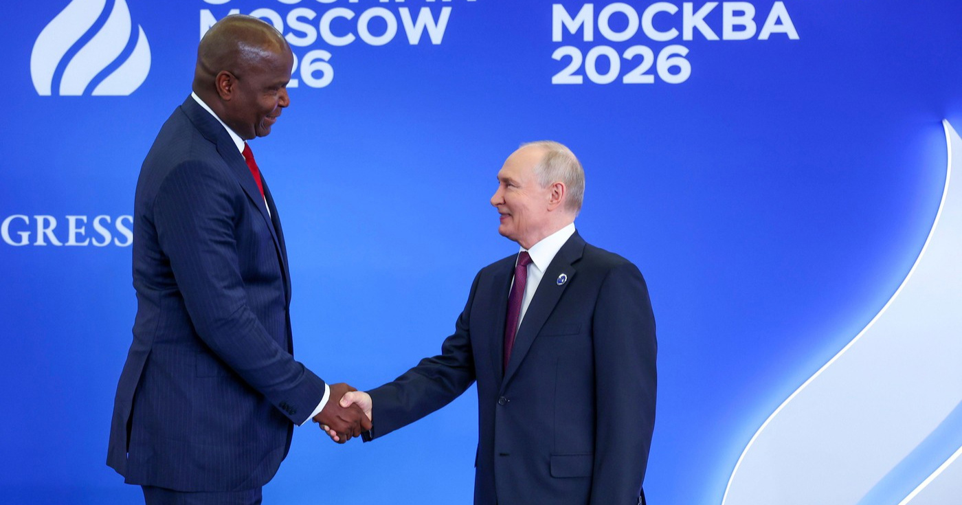 Fotka Putina i 35 cm višeg predsjednika Mozambika je hit, sprdnje ne prestaju