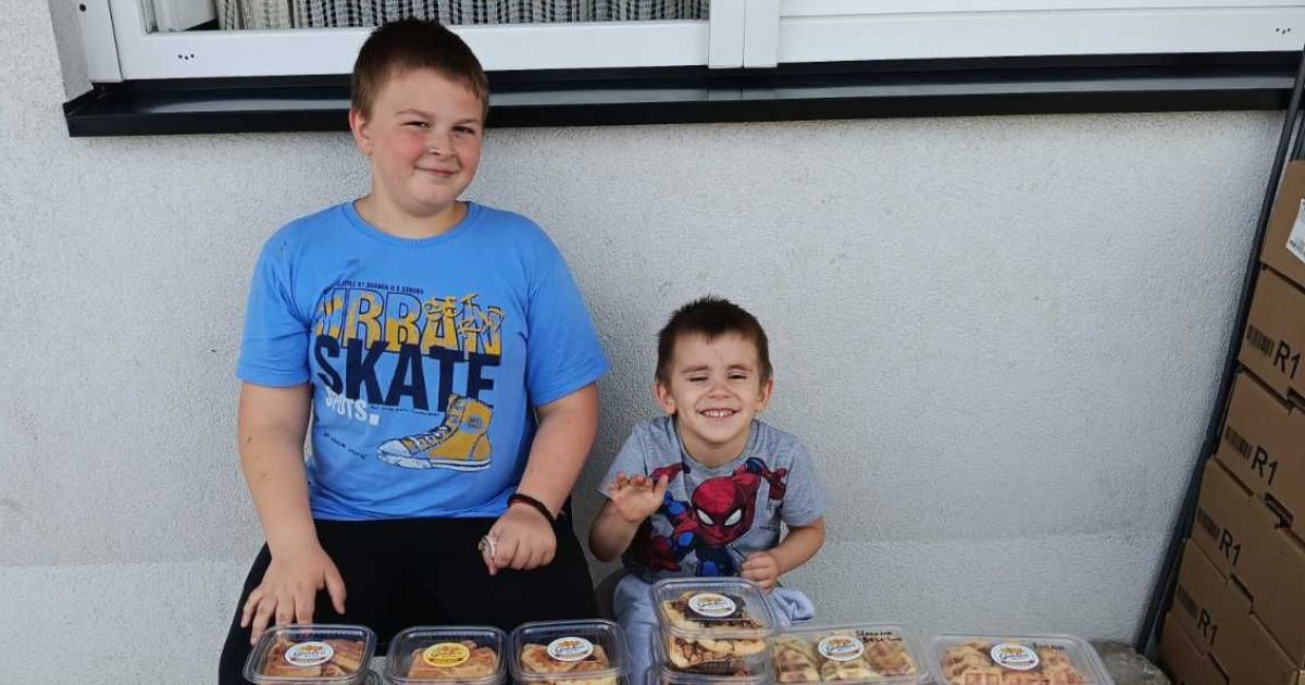 Luka prodaje galete kako bi zaradio za izlet. Mama: "Podstanari smo, on uvijek pomaže"