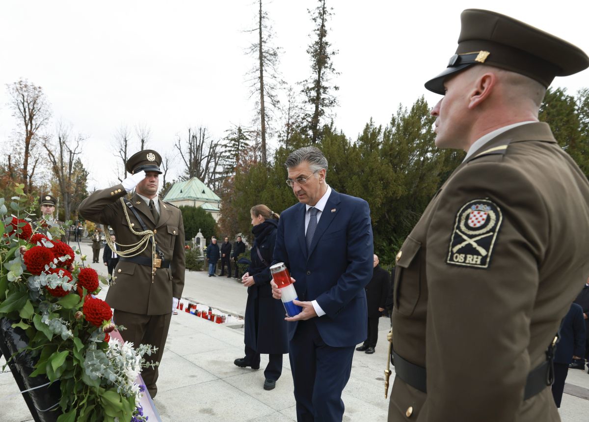 Plenković s Njonjom i ministrima položio vijence i zapalio svijeće na Mirogoju