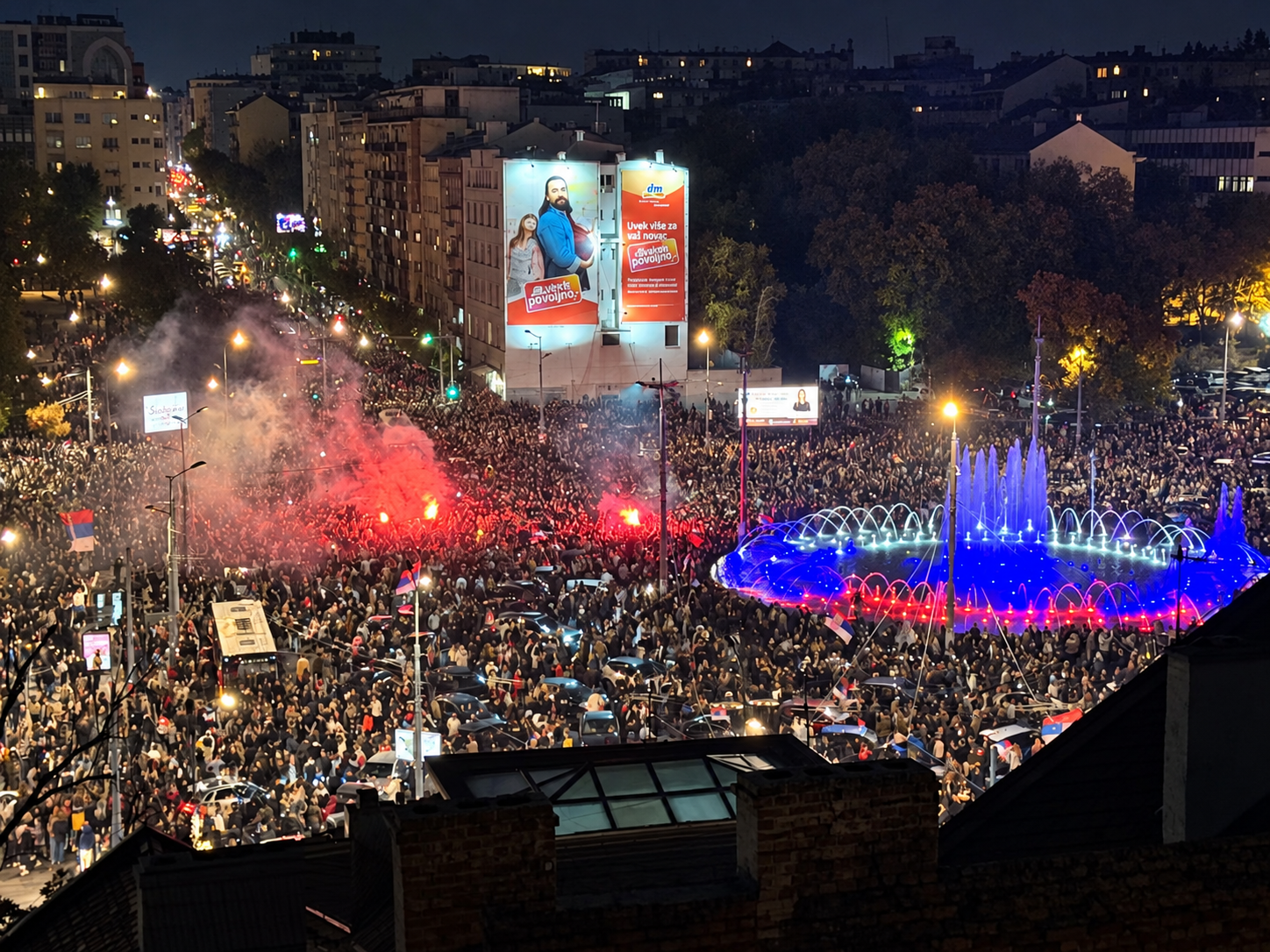 VIDEO I FOTO Ovo je poznati beogradski trg večeras. Slavi se diljem Srbije