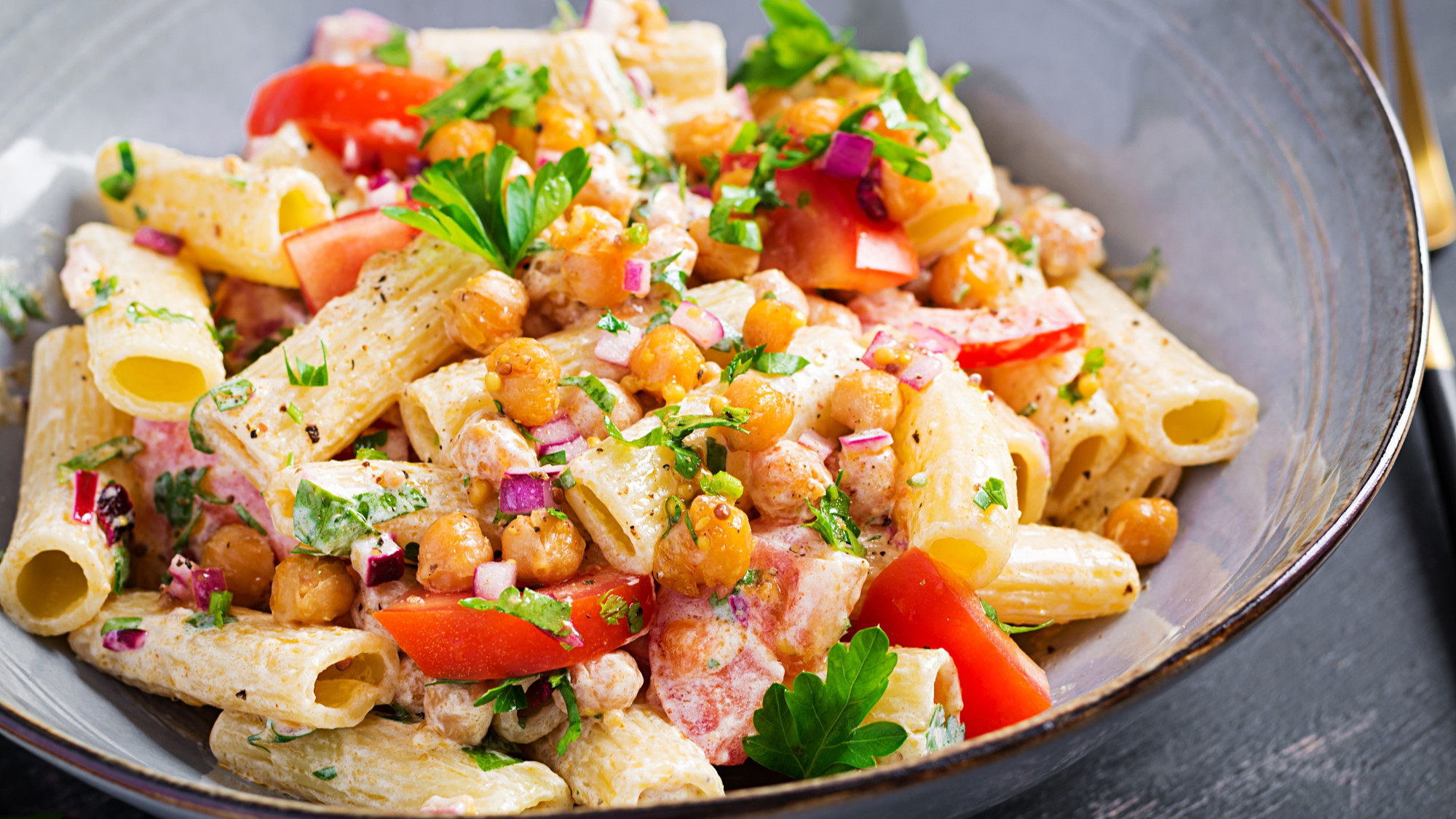Rješenje ovaj tjedan su brze salate s tjesteninom - imamo top 5