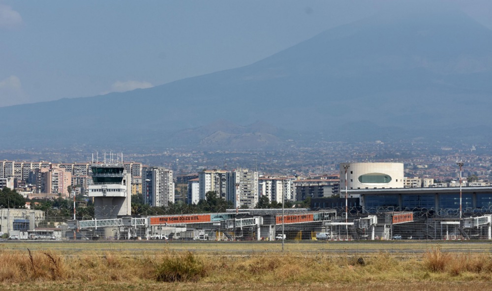 Etna paralizirala zračni promet na Siciliji, tisuće putnika pogođene