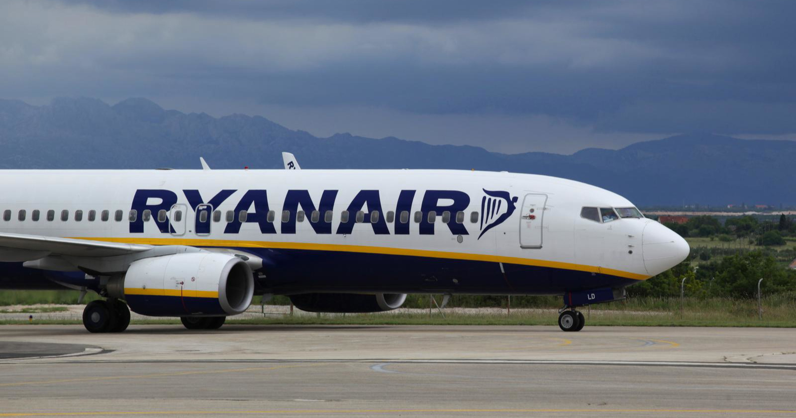 Pijana Britanka u avionu iz Zadra vikala na putnike, u postaji šutnula policajku