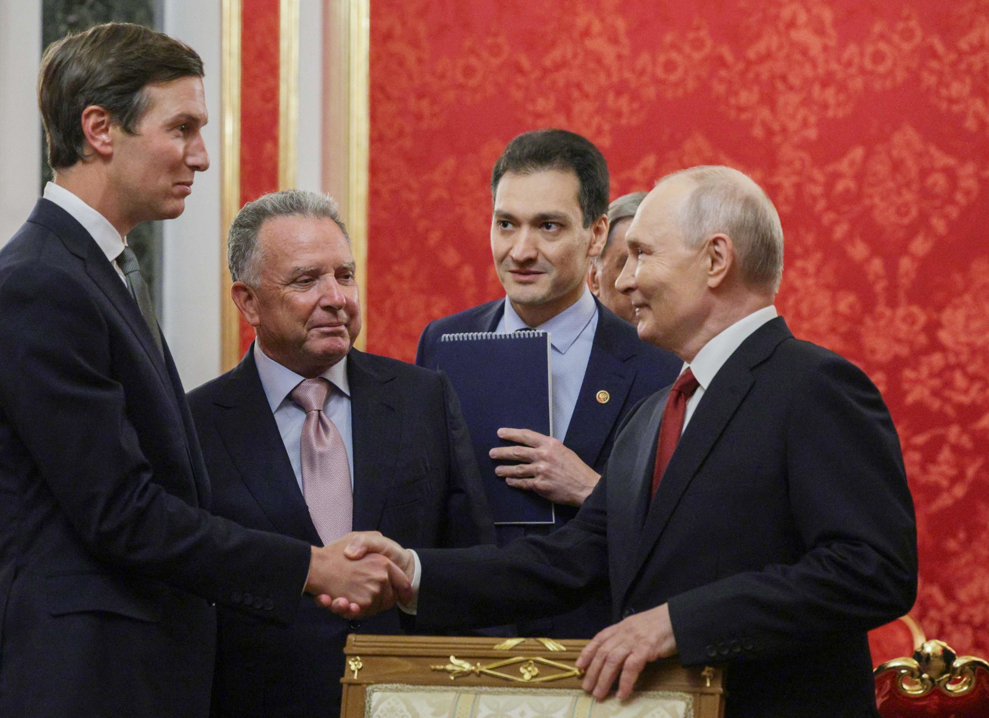 Putin satima razgovarao s dvojcem od najvećeg Trumpovog povjerenja. Oglasio se Kremlj