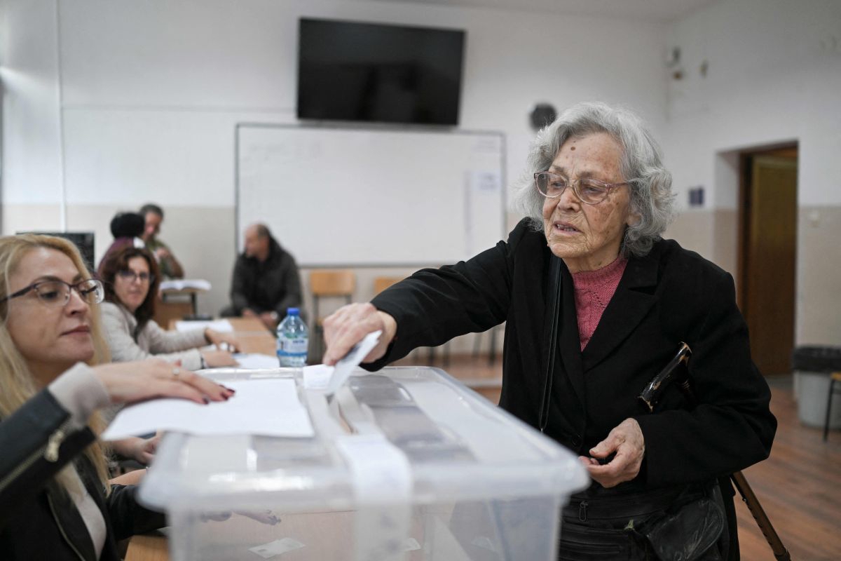Rekordno slab odaziv na predsjedničkim izborima u Bugarskoj. Ide se u drugi krug
