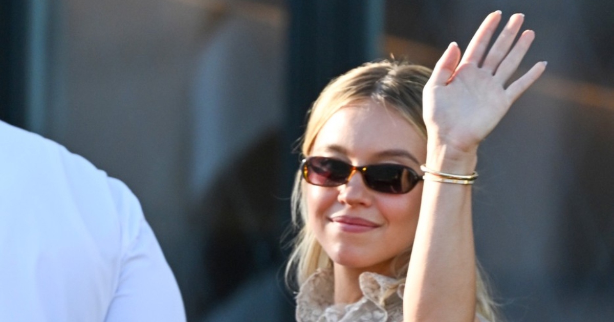 Sydney Sweeney u Veneciju stigla u prozirnom topu, djelomično joj prekrio poprsje