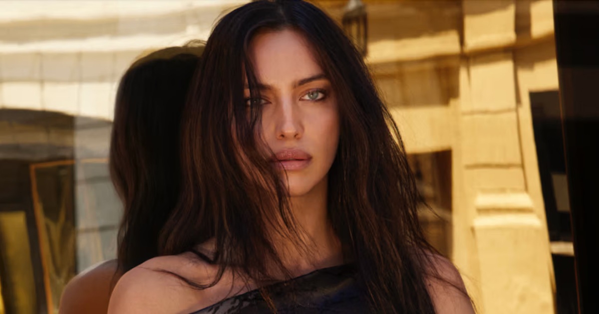 Irina Shayk u novoj kampanji pokazala gole noge u raskopčanom kožnom baloneru