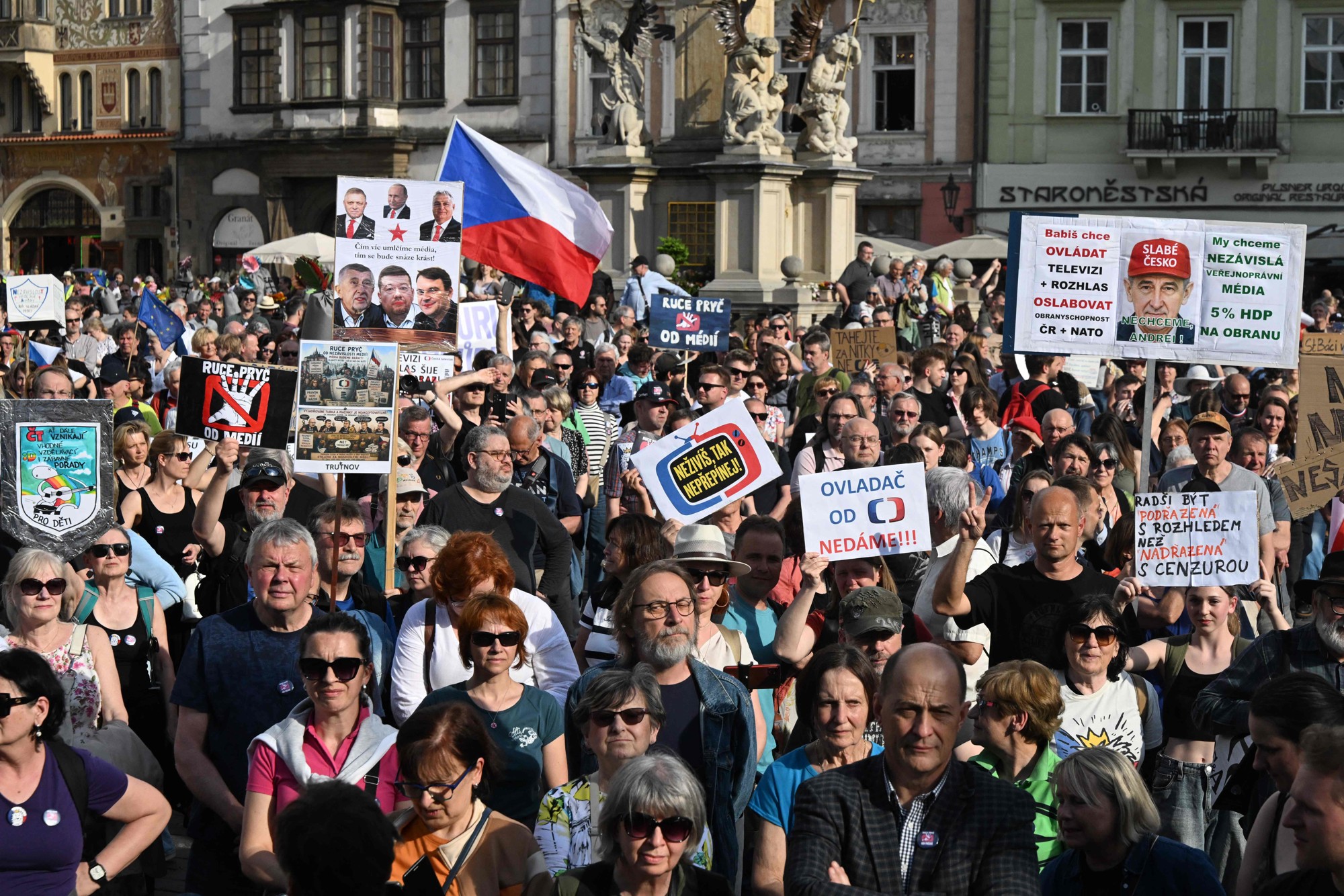 Tisuće ljudi prosvjedovale u Češkoj u znak potpore javnim medijima