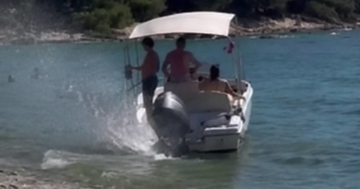 VIDEO Turisti brodom ruju po plićaku u Istri