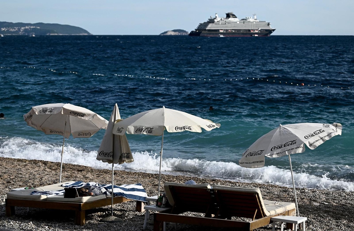 Troje ljudi spašeno iz mora u Dubrovniku. Zbog valova nisu mogli izaći