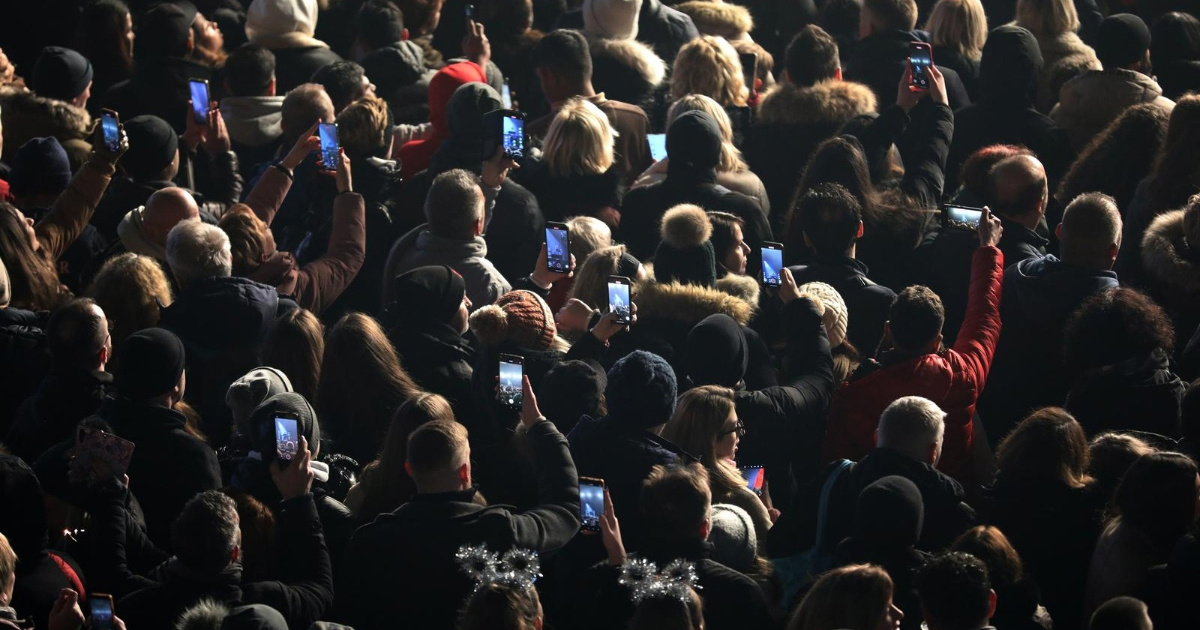 Smetaju li vam mobiteli na koncertima? Sve više izvođača ih 