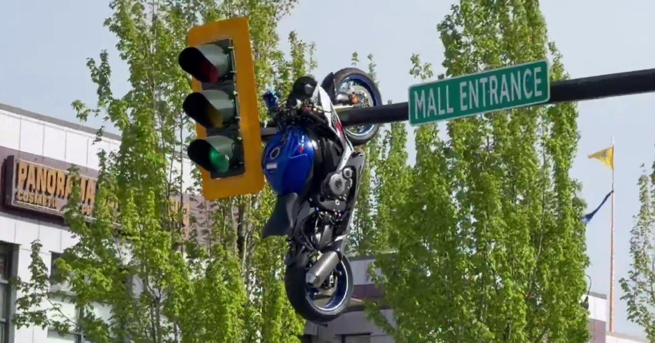 VIDEO Pogledajte gdje je završio motocikl nakon sudara s BMW-om