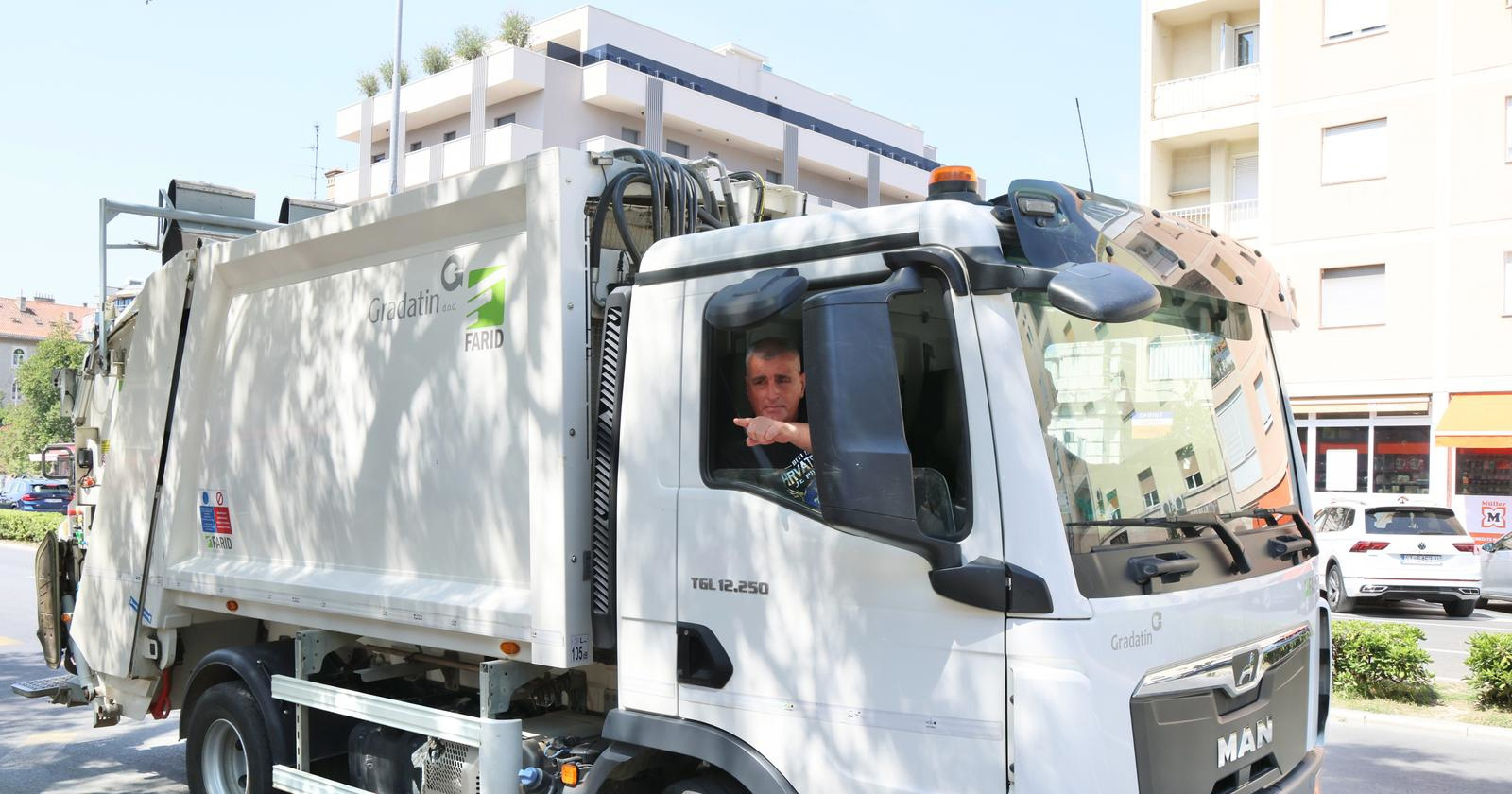 FOTO Bulj kamionom za smeće stigao pred zgradu Županije u Splitu