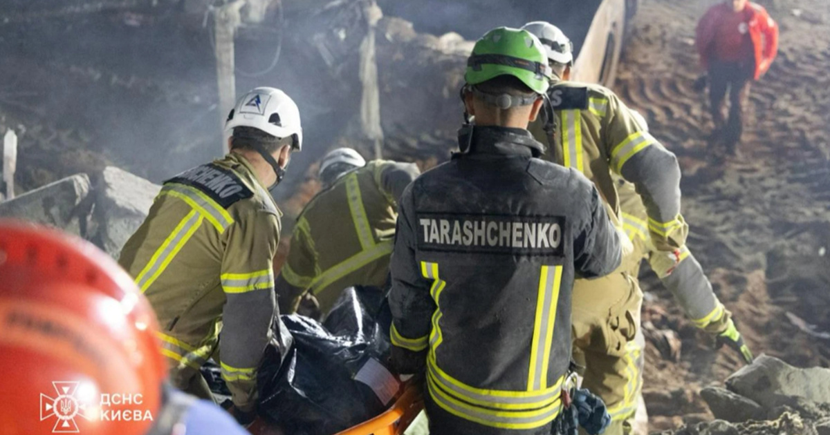 Broj žrtava ruskog napada na Kijev porastao na 16. Spasioci tragaju za preživjelima