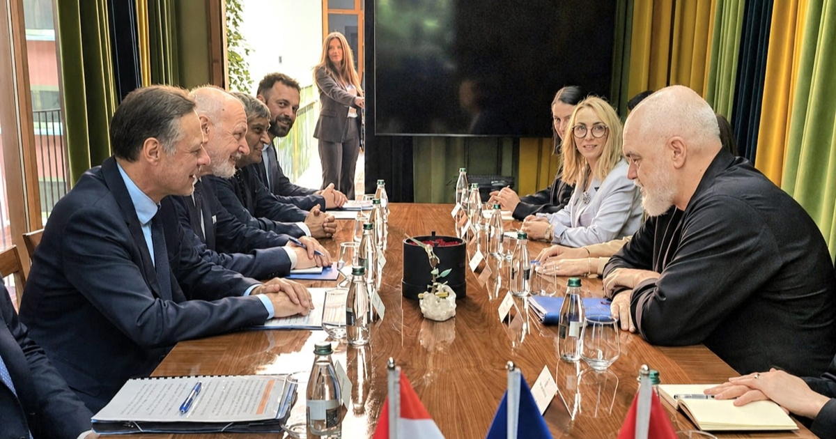 Njonjo u Albaniji: Treba poboljšati zračno povezivanje dviju