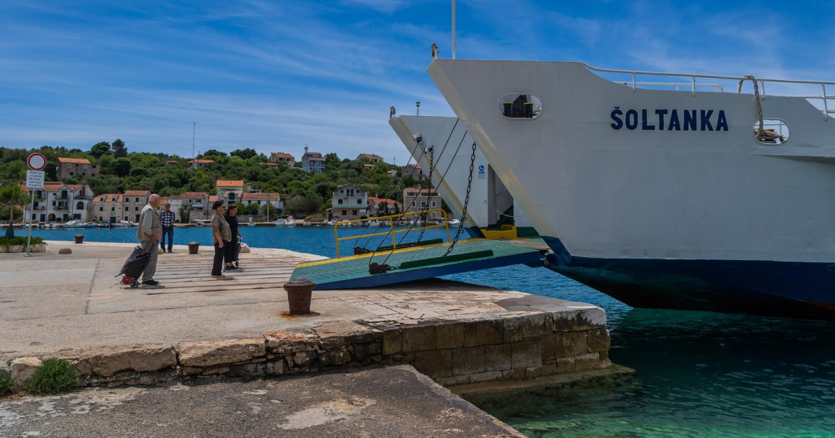 Trajekt za Drvenik stalno se kvari. Otočani traže izravnu liniju za Split