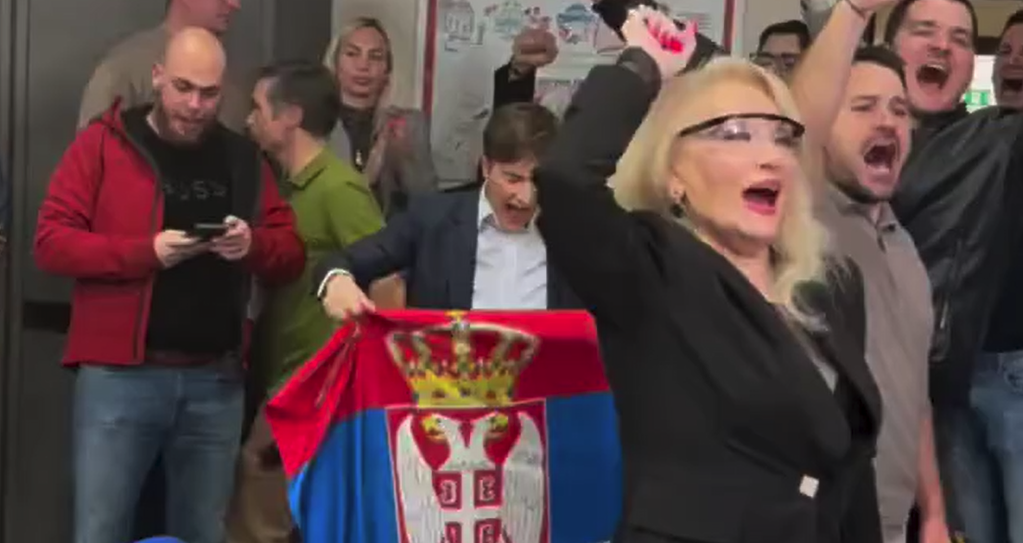 VIDEO Plavuša u plesnom zanosu u Vučićevom stožeru 🙂
