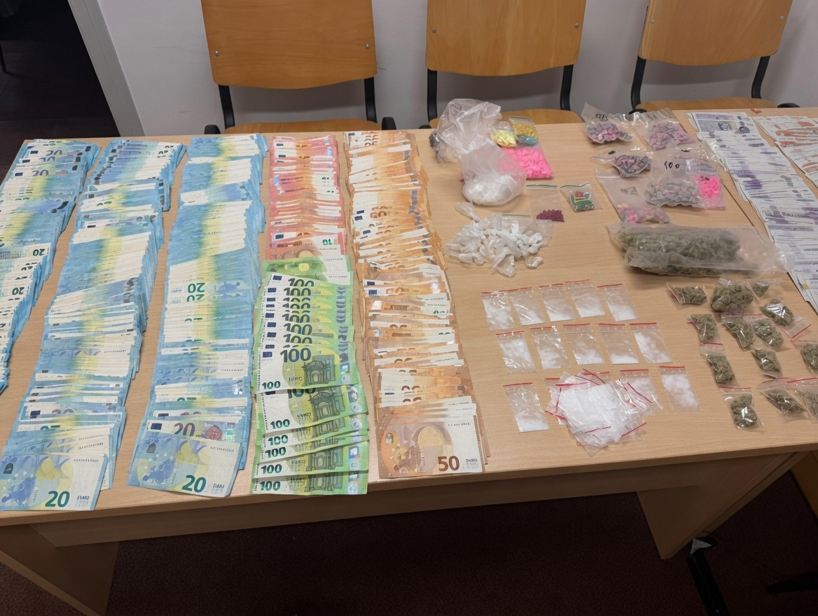 Akcija policije u Dalmaciji: U apartmanima nađene tisuće tableta, kokain i puno keša