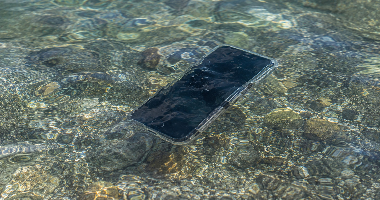 Pao vam je mobitel u more? Što obavezno napraviti, a što nikako