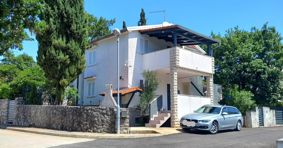 Kuća u Njivicama, svega 500 metara od plaže i centra, prodaje se za 465.000 eura