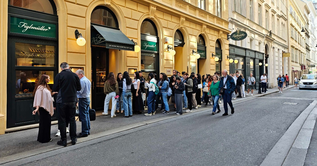 Htjeli smo pojesti bečki u Figlmülleru, ali... Pogledajte prizore ispred restorana
