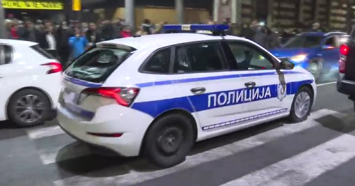 VIDEO Napadnut policijski konvoj u Beogradu. Letjelo kamenje, udarali po autobusu