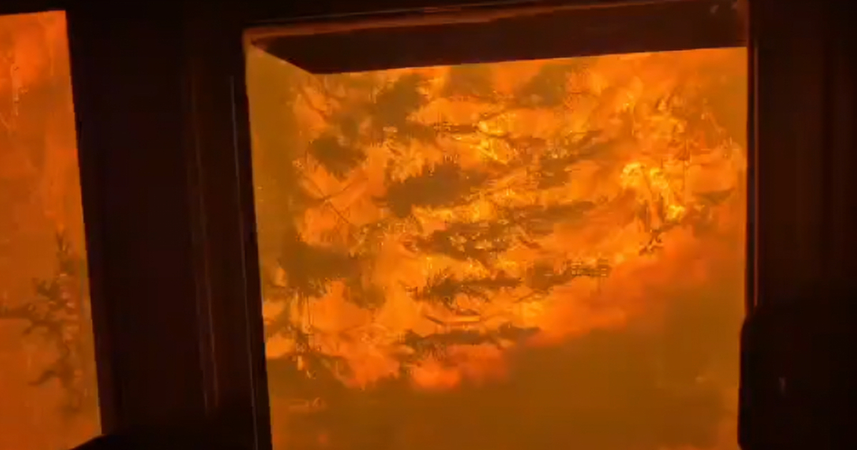 VIDEO Požar u Kanadi okružio vlak, vozač snimio kako prolazi kroz plamen