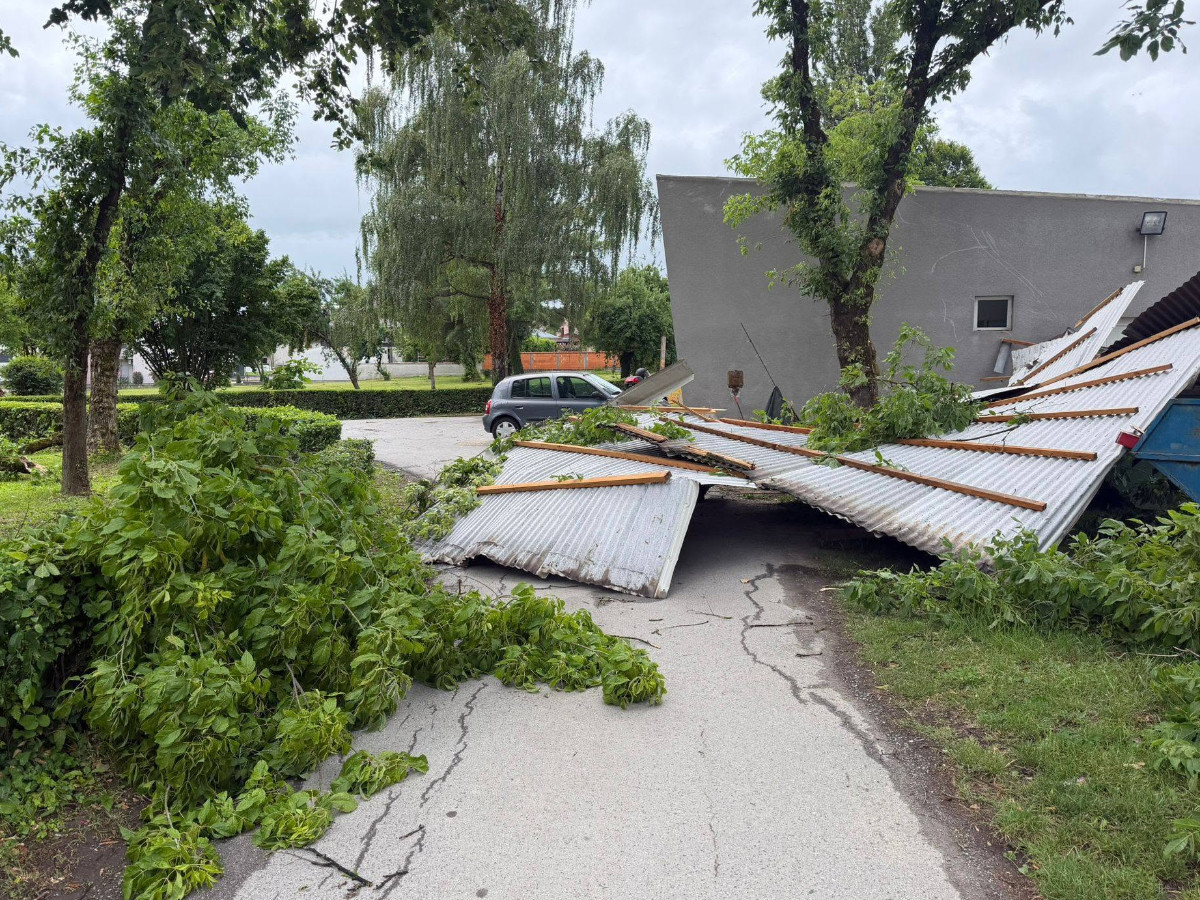 Olujno nevrijeme pogodilo Novu Gradišku. Vjetar rušio stabla